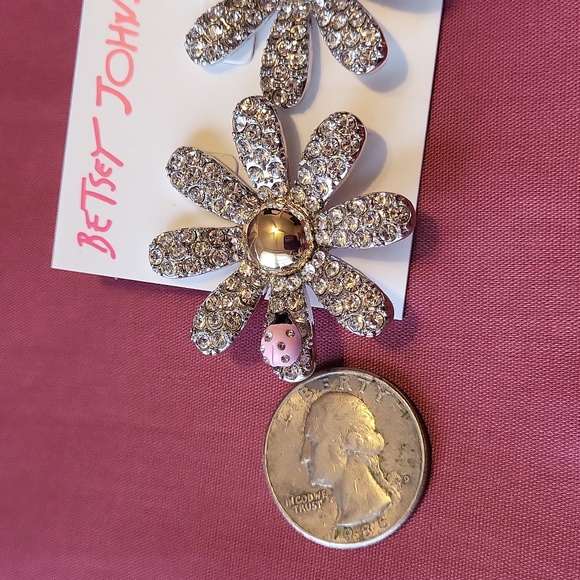 Betsey Johnson daisy stud w ladybug - Picture 4 of 6